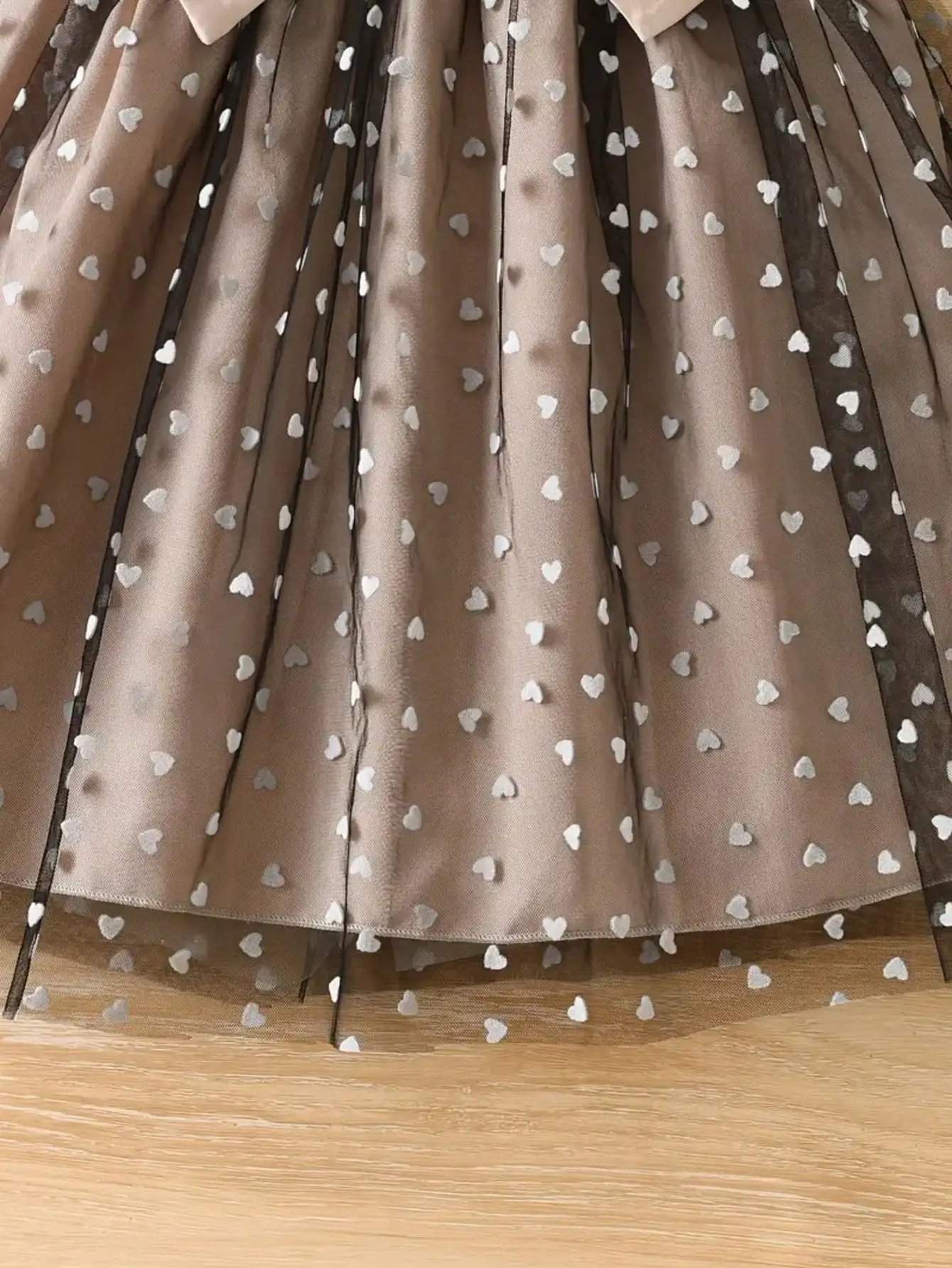 Kinder-Prinzessinnenkleid Lässiges Elegantes Sommer-Kurzarmkleid mit Rüschen Herzförmigem Netzgürtel und Schleife an der Taille – Detail 8