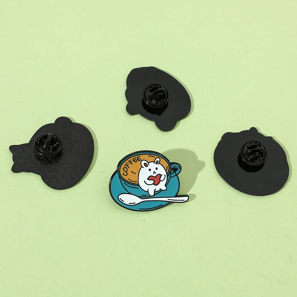 Cartoon Cat Cup Spille smaltate Gatti personalizzati Caffè Spille animali per bambini Amici Borsa Vestiti Spilla Gattino Distintivo Gioielli Regalo