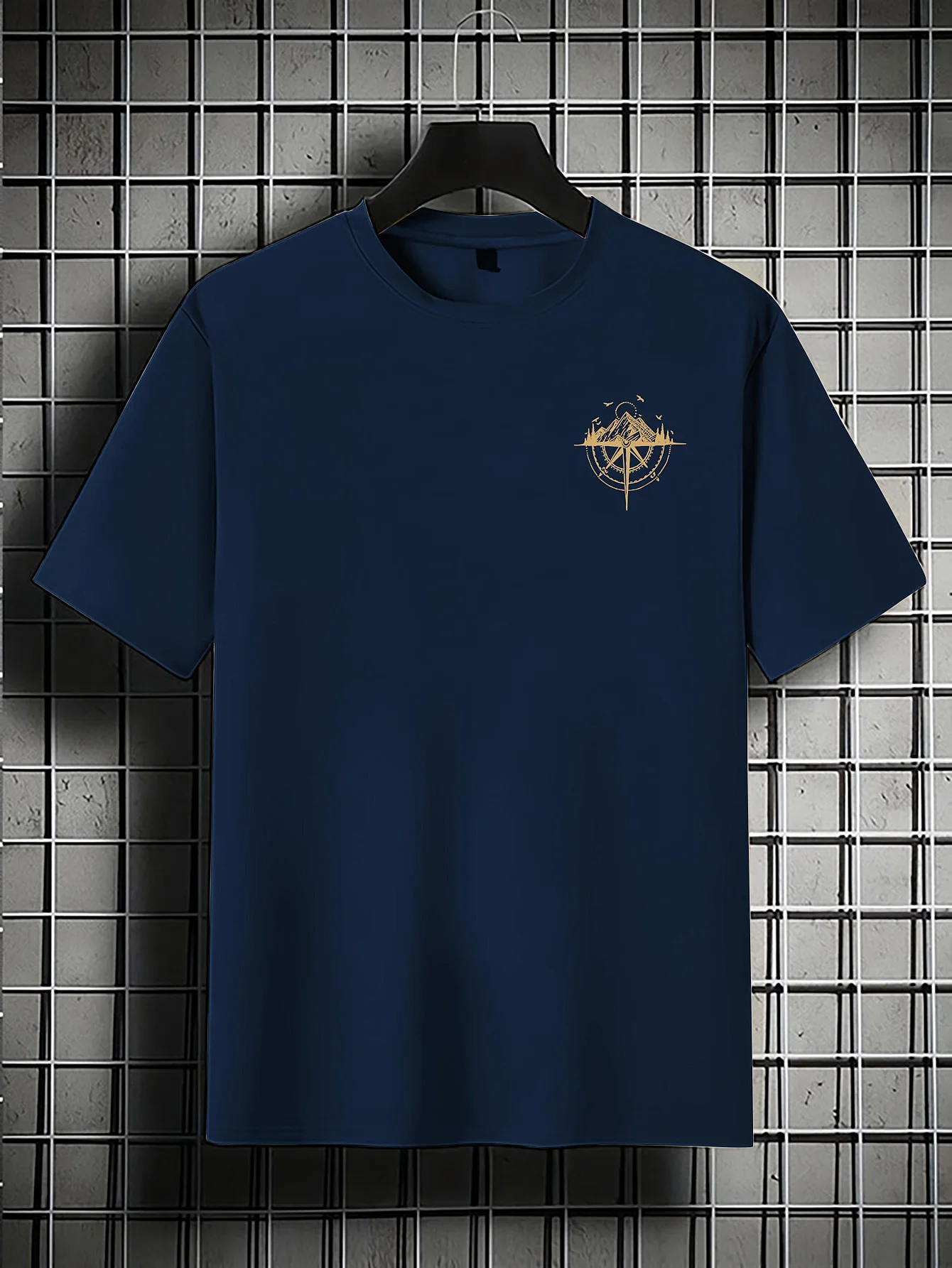 เสื้อยืดแขนสั้นผู้ชาย 100% โพลีเอสเตอร์หลวมพอดีลําลองคอกลมสีกรมท่าพิมพ์เข็มทิศสีทอง Rose Mountain