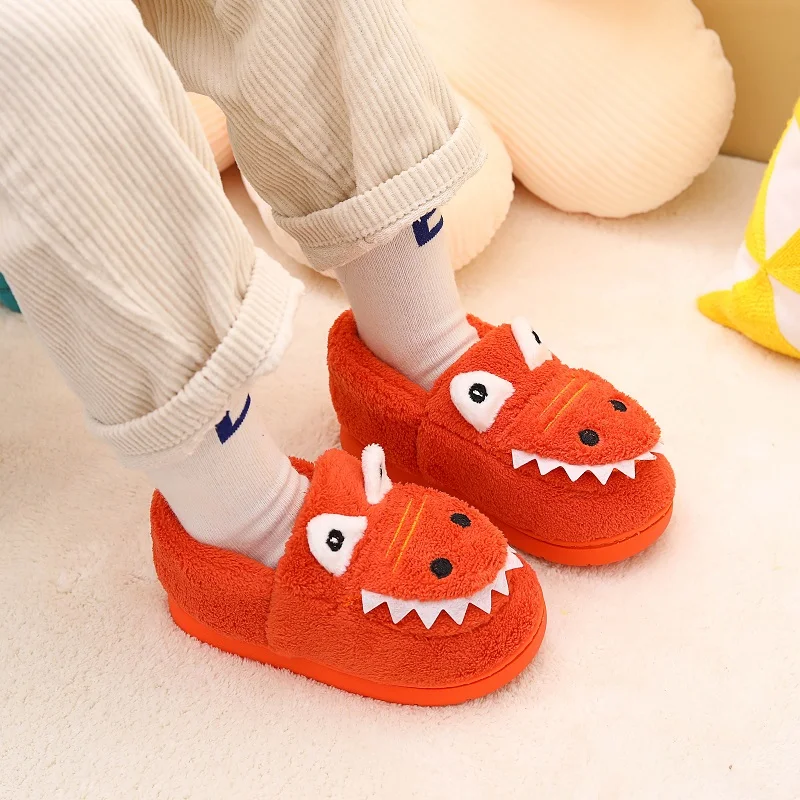 Cute green plush slippers with dinosaur cartoon pattern, suitable for toddlers, boys and girls, indoor home shoes, slip-on desig