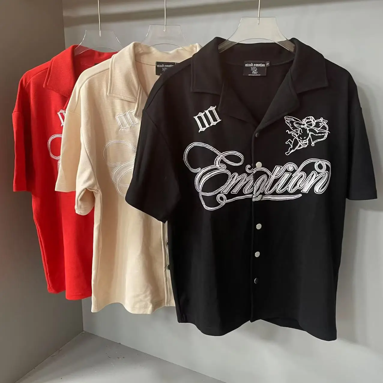 

The new trendy men's suit features a high-quality loose-fit, short-sleeved shirt with matching shorts