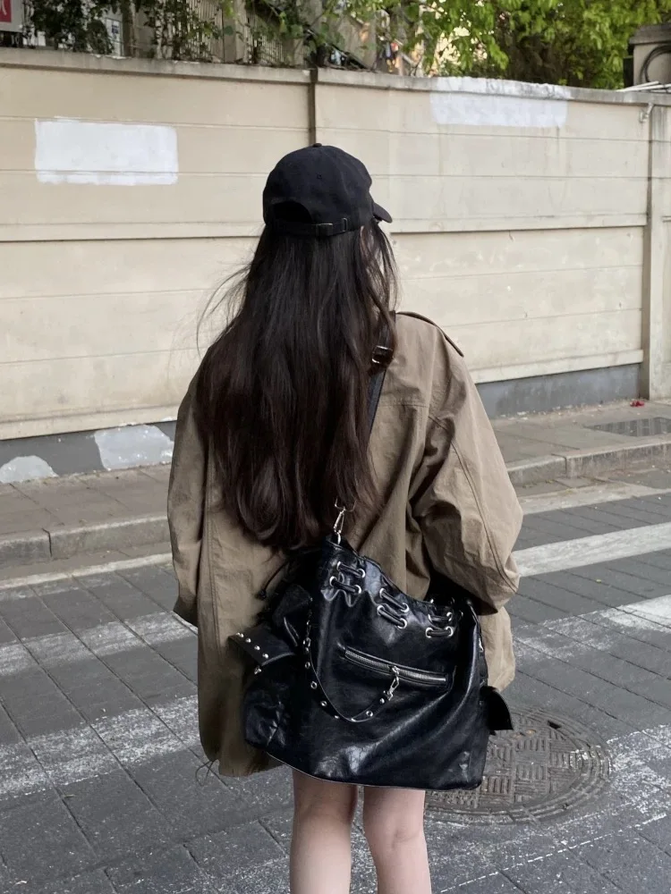 

Новая винтажная мотоциклетная сумка 2025 года с заклепками, большая вместительная сумка через плечо для поездок на работу, сумка-тоут с мягкой ручкой, среднего размера, квадратная