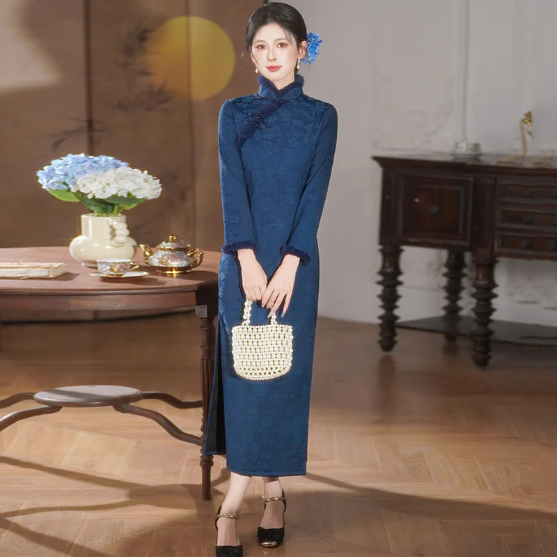

Синий жаккардовый зимний утолщенный Cheongsam в китайском стиле с длинными рукавами, новинка 2025, женское осеннее Ципао в стиле ретро