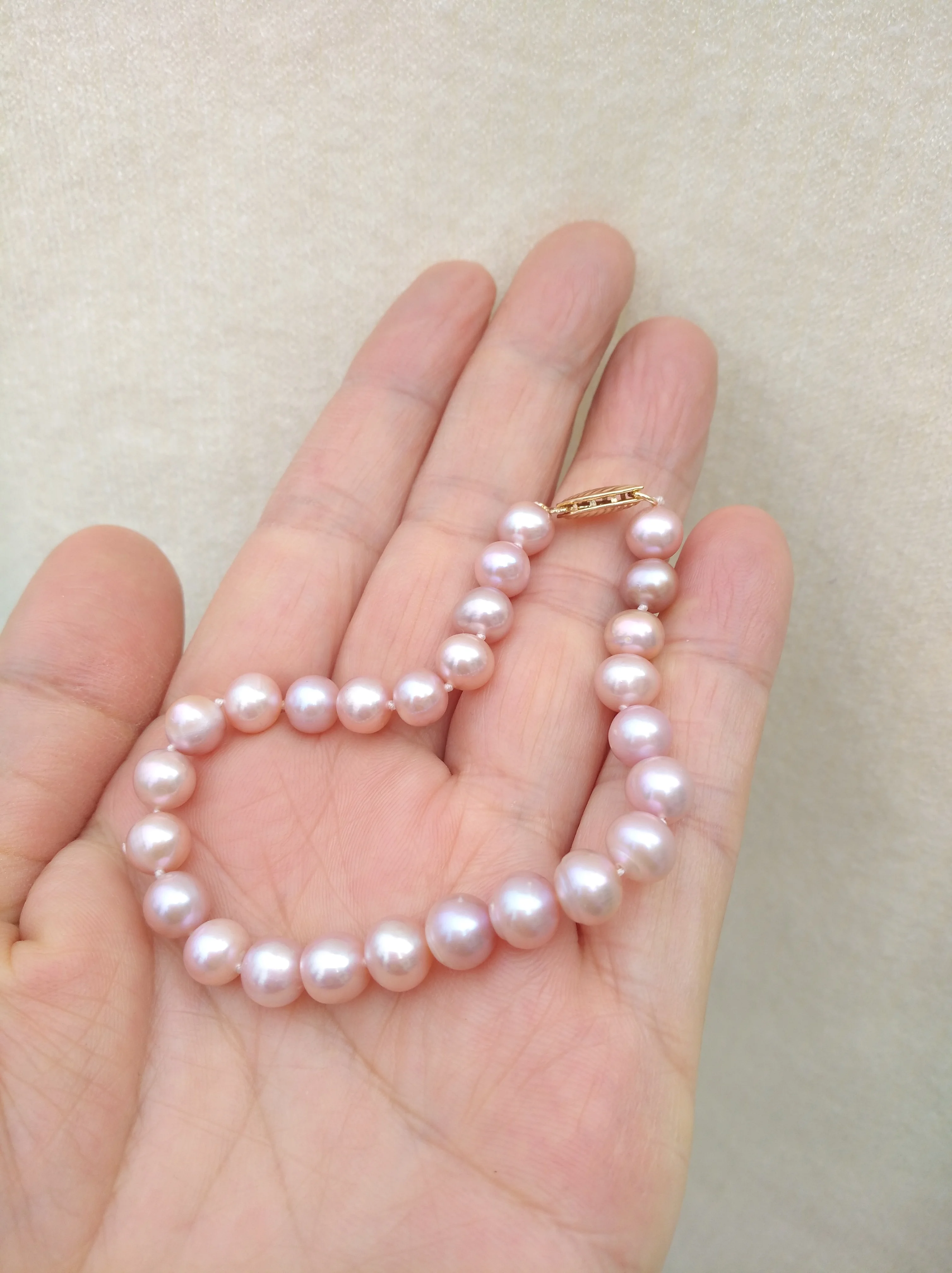 

Вневременной браслет AAA+ с розовым и фиолетовым жемчугом Южного моря. Каждая жемчужина с ручным узлом.