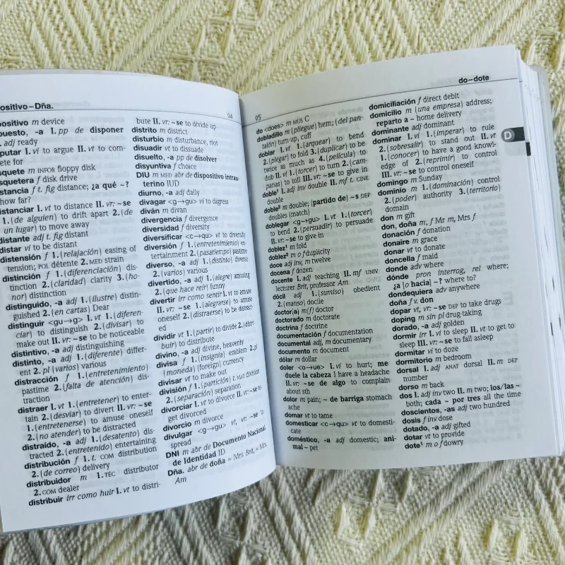 English and Spanish Bilingual Dictionary,English-Spanish Mini Dictionary, Portable English-Spanish Translation Reference Book.