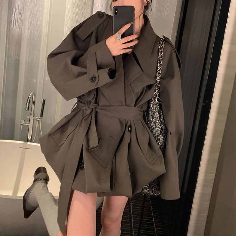

Laced Windbreaker Coat for Women, 2025 Autumn New Style, Vintage Casual Mid-length, High-end Loose Overcoat for Petite Sizes.
