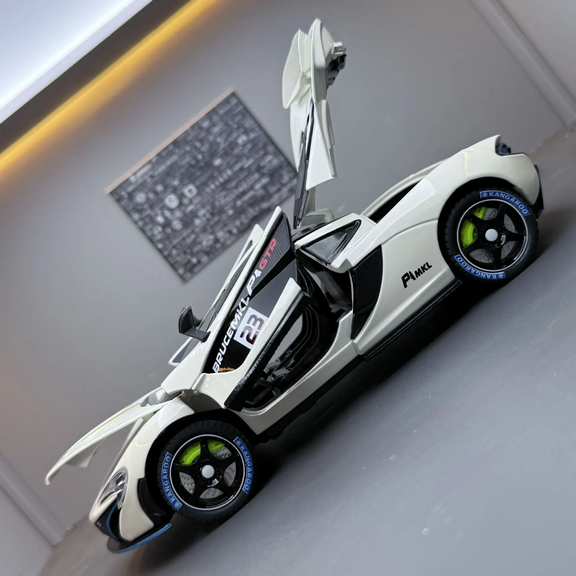 Coche deportivo P1 con sonido y luz, coche de juguete extraíble, modelo de sonido, regalo ornamental para sala de estar y escritorio