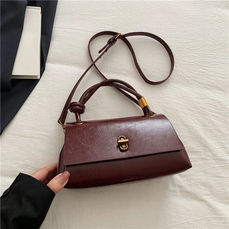 

Vintage Inspired Messenger Bag For Ladies With Professional Look And Elegant Leather Upgrade