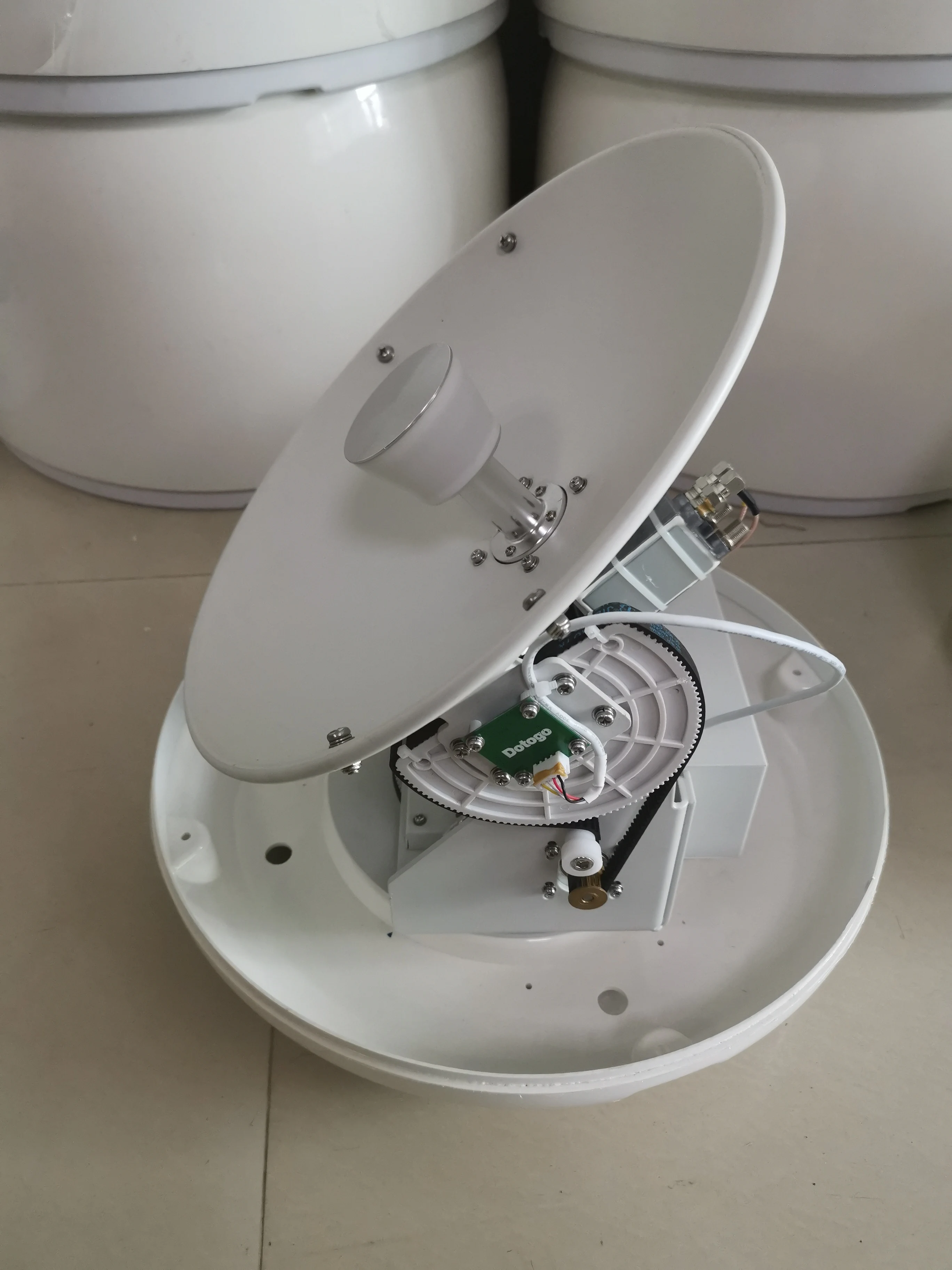 เสาอากาศโทรทัศน์ดาวเทียมทางทะเล