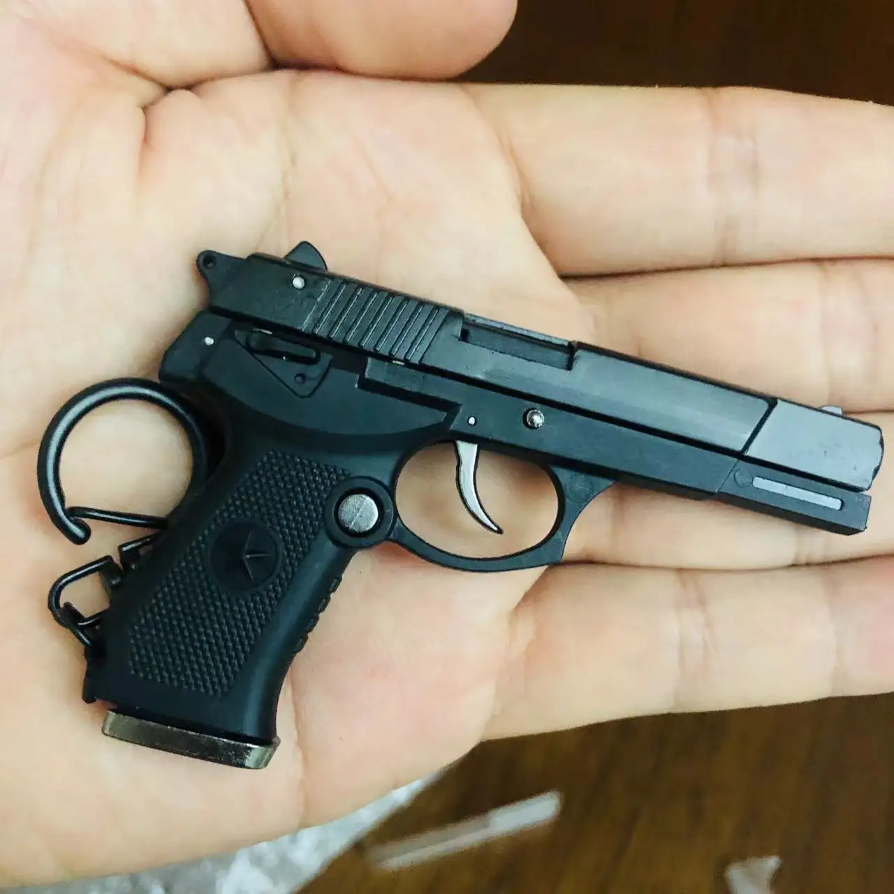 Alloy 1:3 QSZ92 Pistol Model Ornament Home Decoration Crafts Pendant Detachable Toy Gun Keychain Holiday Party Gifts Memorabilia