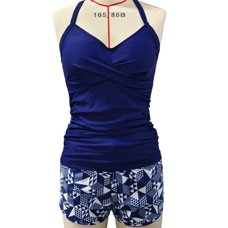 

Женский раздельный купальник-танкини из двух частей: топ с V-образным вырезом и перекрестной передней частью, пуш-ап, с эффектом утяжки живота, и шорты-бойшорты. Коллекция 2026.