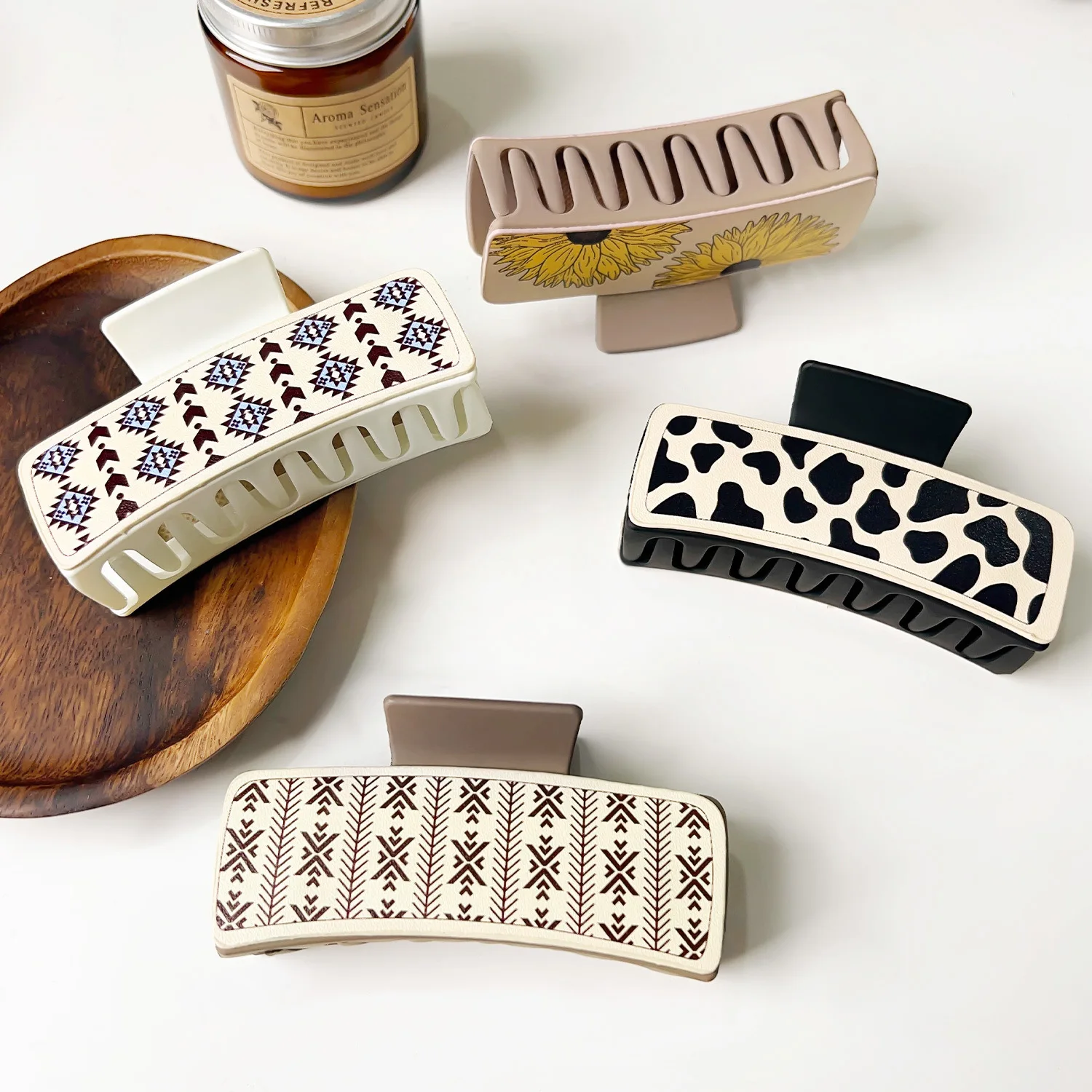 

DuoShang French Retro PU Leather Hair Claw Bohemian Style Printed Leather Claw Clips Crab Hair Clips for Women Hair Accessories