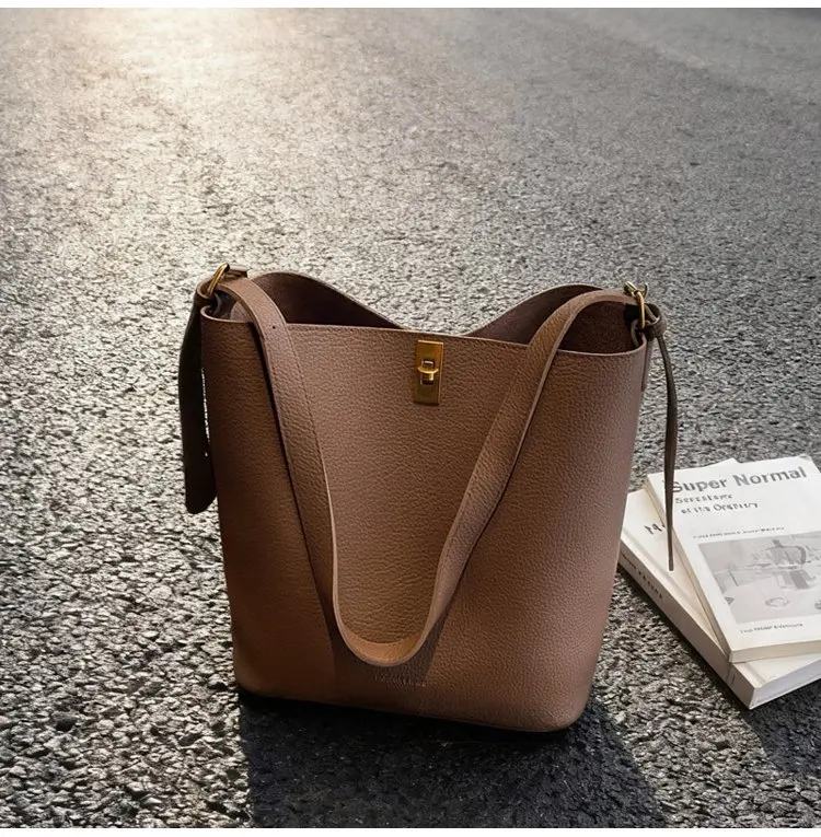 Minimalistische Kamelbraune Kunstleder-Bucket-Bag, genarbte Textur mit Schlossakzent, vielseitige Alltagstasche für Arbeit & Ausflüge – Detail 16