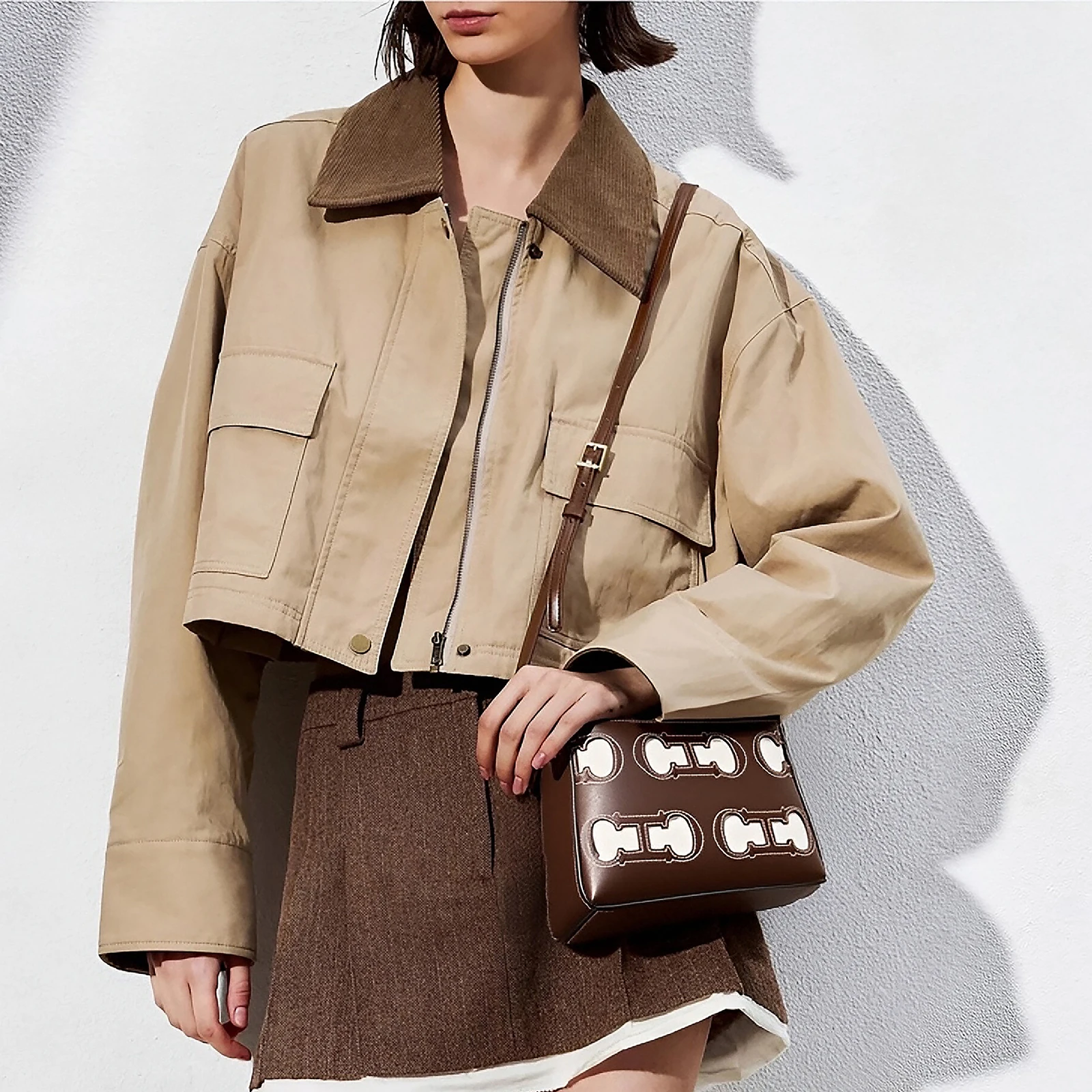 

Кожаная большая сумка Жирные белые вырезанные акценты Золотистая фурнитура Регулируемые ремни Винтаж для стиля