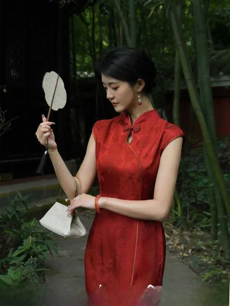 

Новое китайское красное платье-ципао с воротником-стойкой для женщин, летнее, приталенное, дышащее, с цветочной вышивкой, средней длины