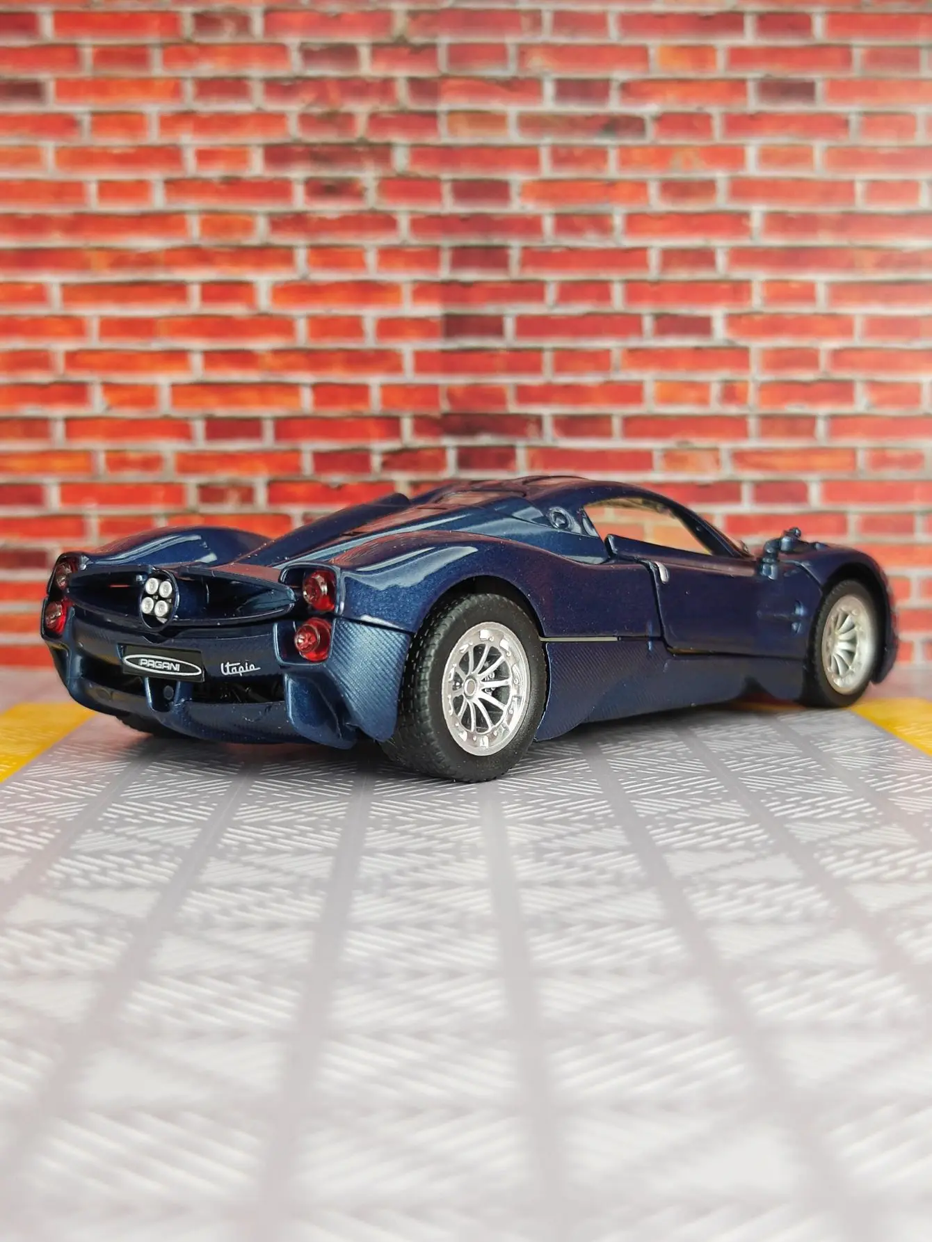 1:32 باجاني يوتوبيا سبيكة نموذج سيارة الصبي لعبة سيارة هدية عيد ميلاد سيارة لعبة للأطفال مع وظائف الصوت والإضاءة المحاكاة #6