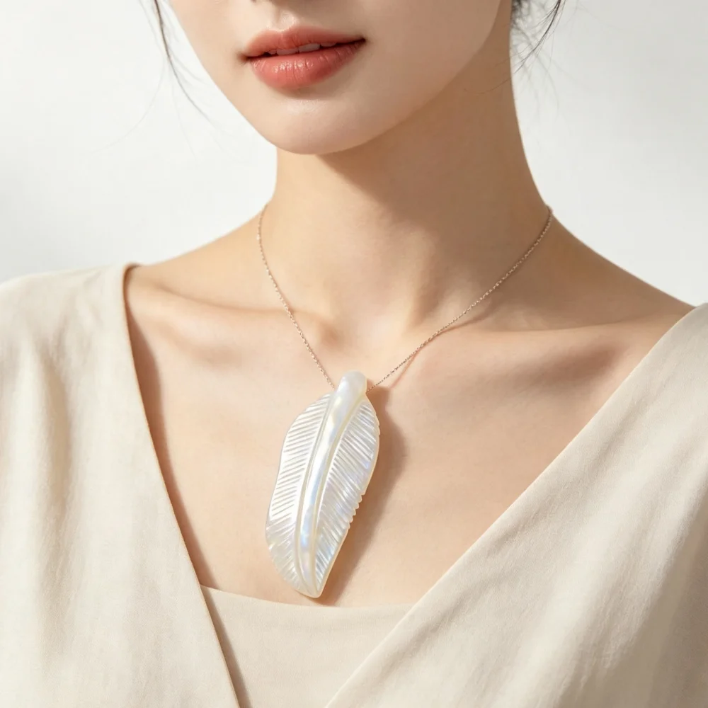 Natural Seawater Shell Carved Feather-Shaped Brooch Black Mother-of-Pearl Pendant Apparel Decoration DIY Jewelry Accessories