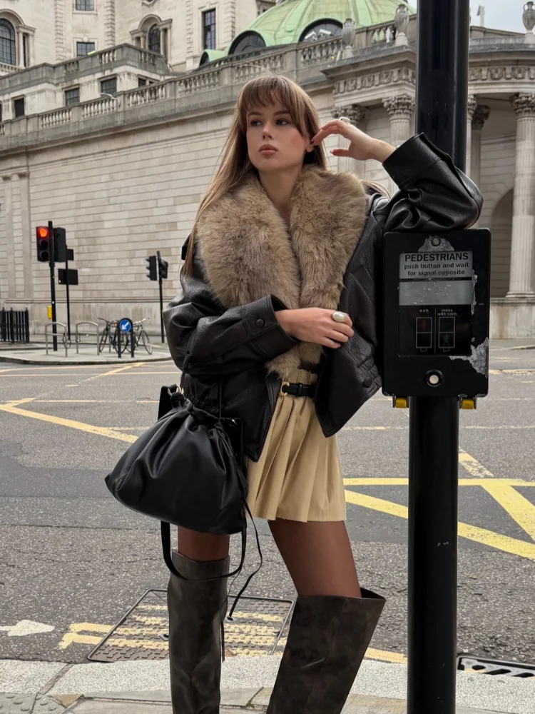Chaqueta de cuero con cuello de piel sintética marrón para mujer, abrigos de manga larga de diseño de gran tamaño, ropa de abrigo de fiesta versátil y lujosa a la moda 2025