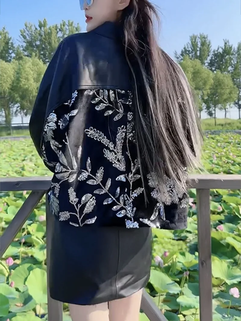 เสื้อแจ็คเก็ตหนังแท้ Haining Spring 2024 รุ่นใหม่ สไตล์สปอร์ต สำหรับผู้หญิง คอวี ติดกระดุมทอง แต่งผ้ากำมะหยี่