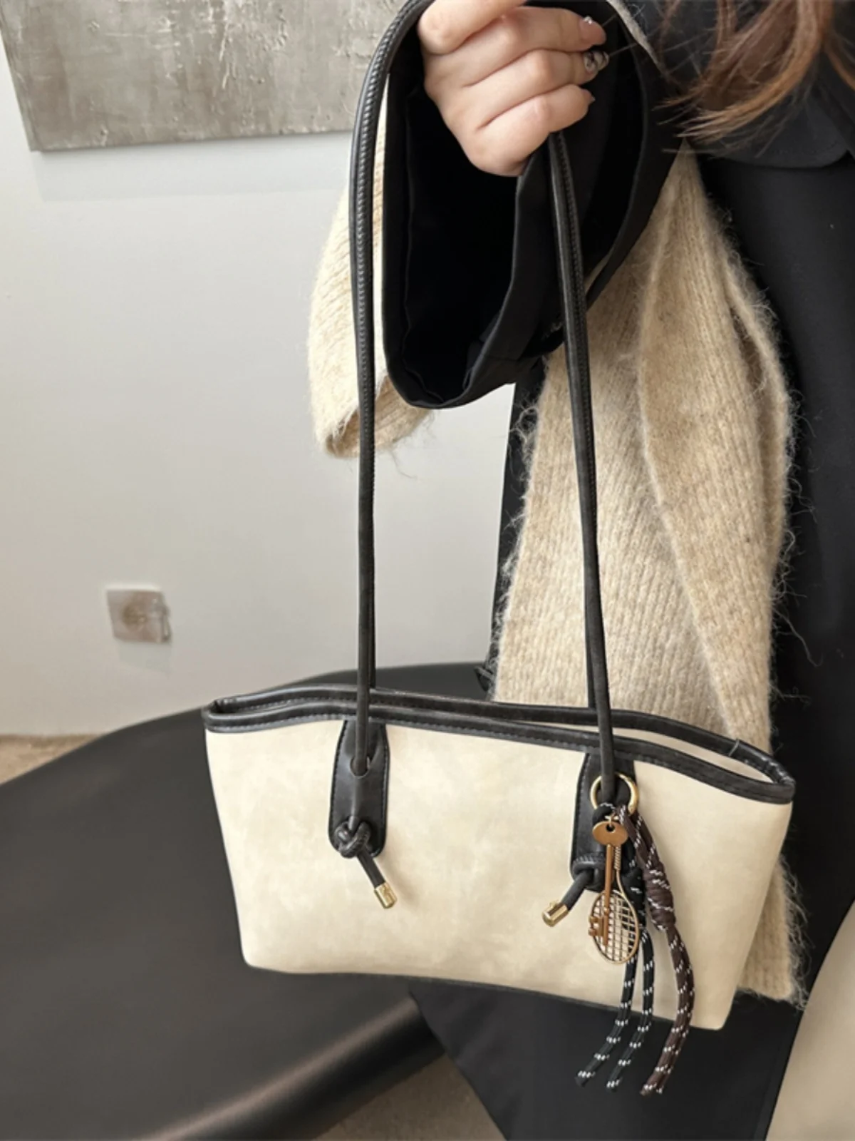 حقيبة يد أنيقة للتنقل اليومي بسعة كبيرة وتصميم بسيط بأسلوب عتيق للنساء، حقيبة عصرية جديدة لعام 2024