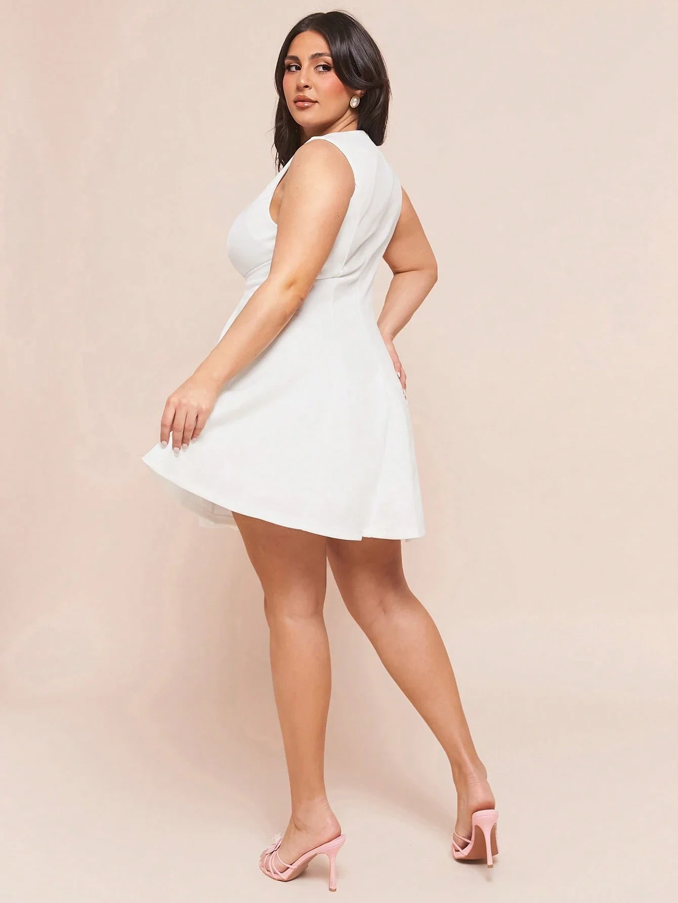 

Элегантное белое мини-платье А-силуэта без рукавов для вечеринок, коктейлей и торжественных мероприятий