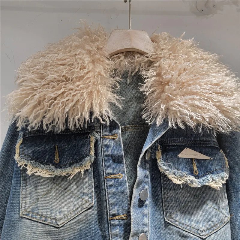 Esta versão destaca a combinação única de elegância “inspirada no designer” com detalhes envelhecidos “edgy”.