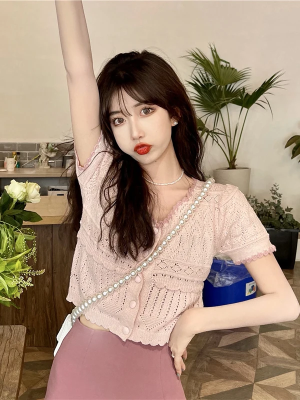 

2025 Summer New Blue Knitted ort Sve Top Women's Faion Regular Fit V-Ne T-irt Unique Ele Sle Length