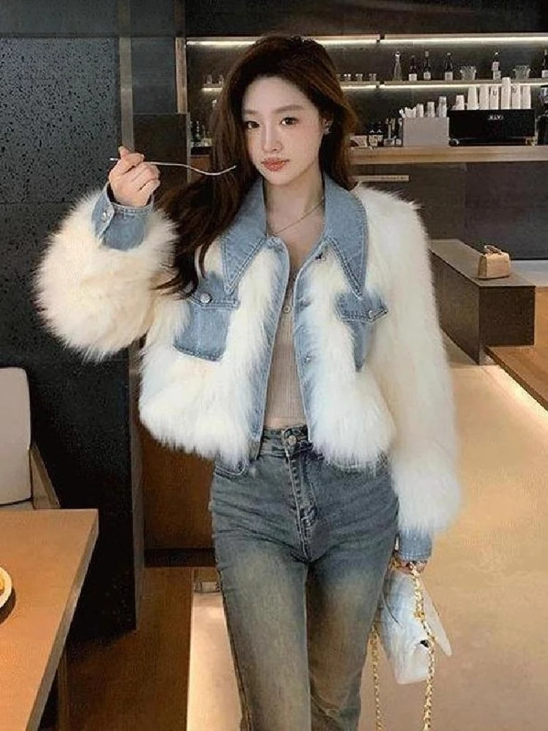 سترة نسائية شتوية من قماش الدنيم الصناعي الهجين سترة قصيرة سترة صغيرة منتفخة معطف أبيض من الفرو الدنيم بياقة جيب