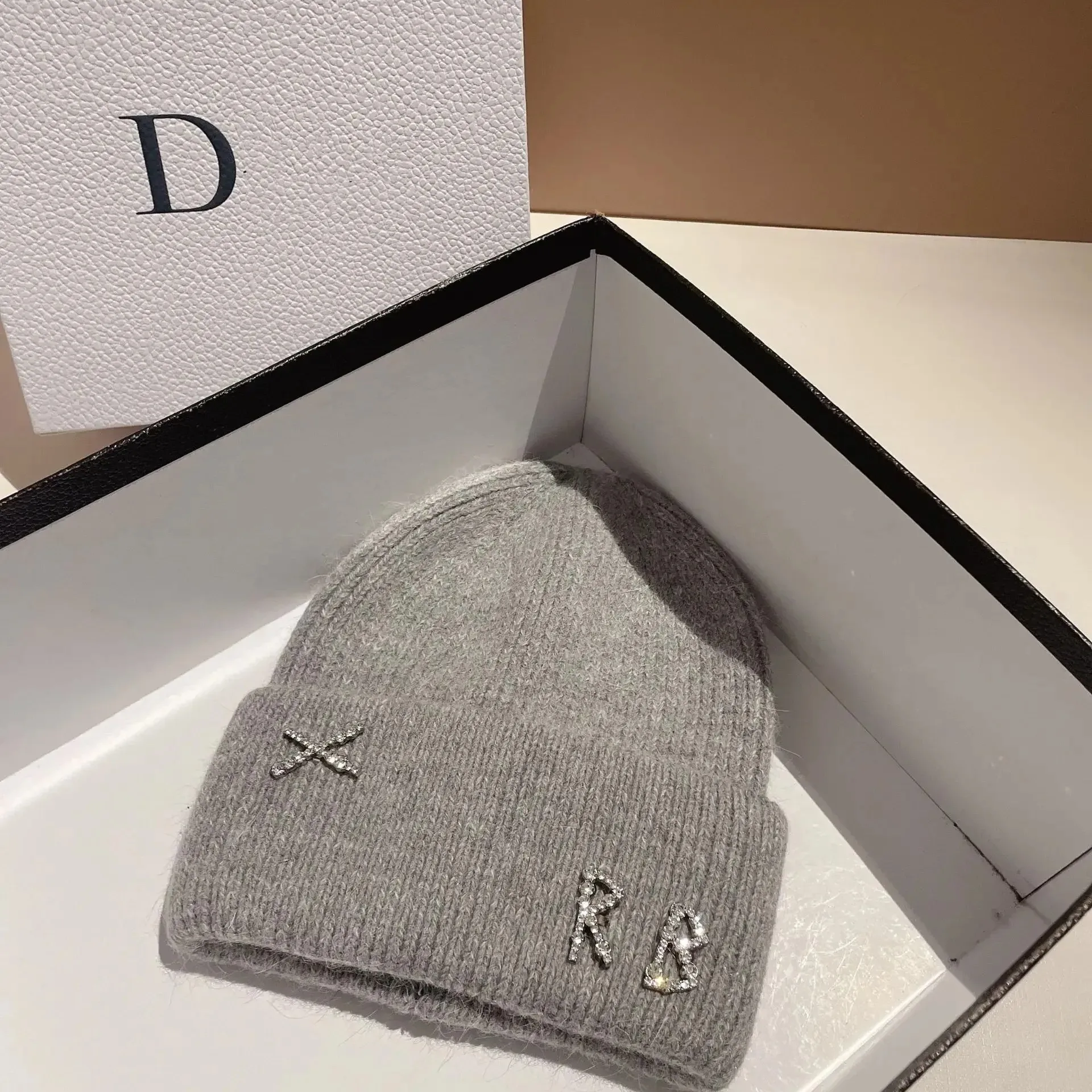 Neue Echte Modische Kaninchenhaar-Diamant-Buchstaben-Mütze, Warme Strickmütze für Damen, Designer-Freizeitmütze, Skimütze – Detail 10