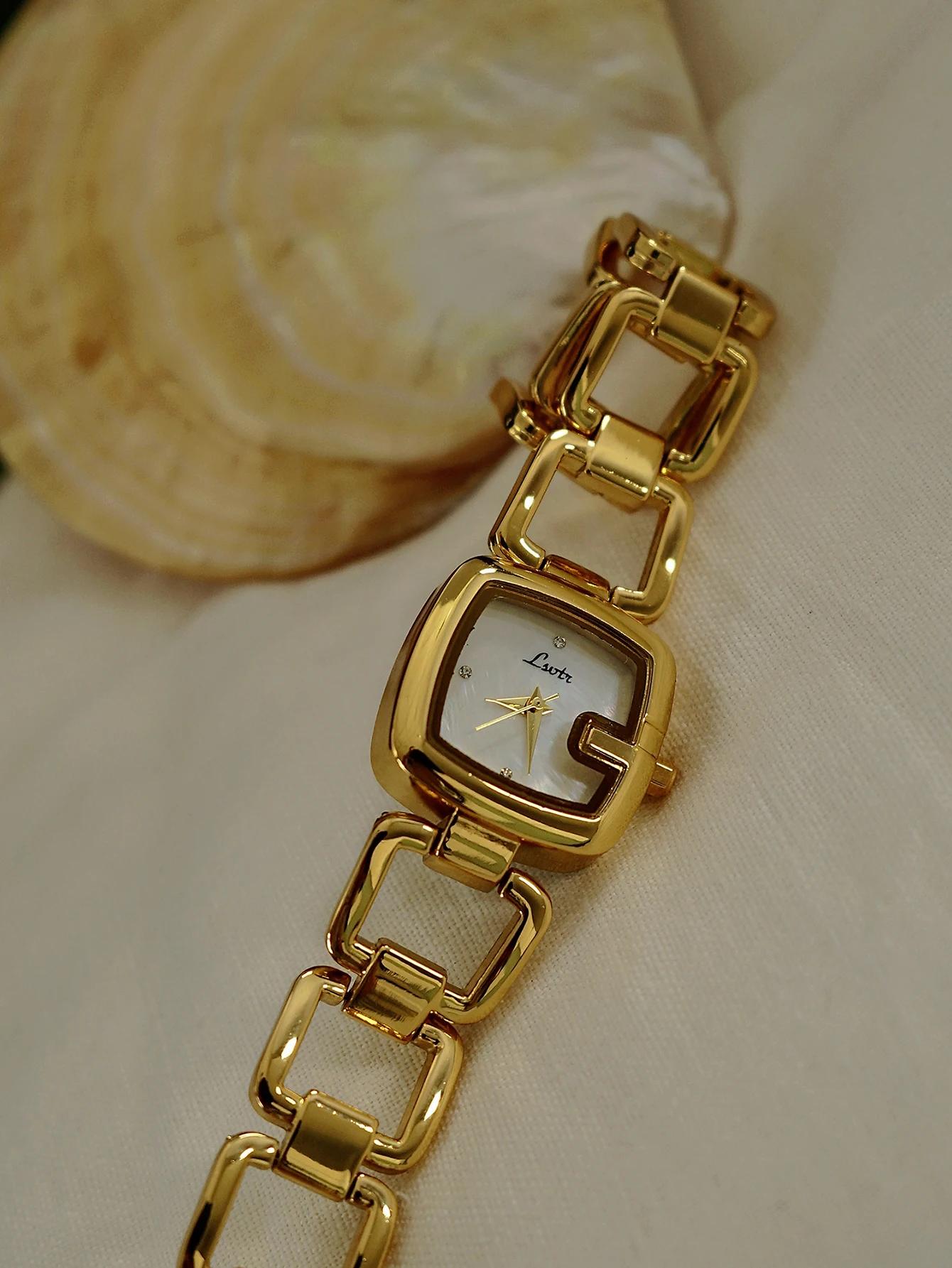 1 new gold French classic simple and elegant ladies quartz watch stainless steel openwork strap with white dial of mother-of-pearl fashion, literary leisure, simple and niche ladies waterproof watch