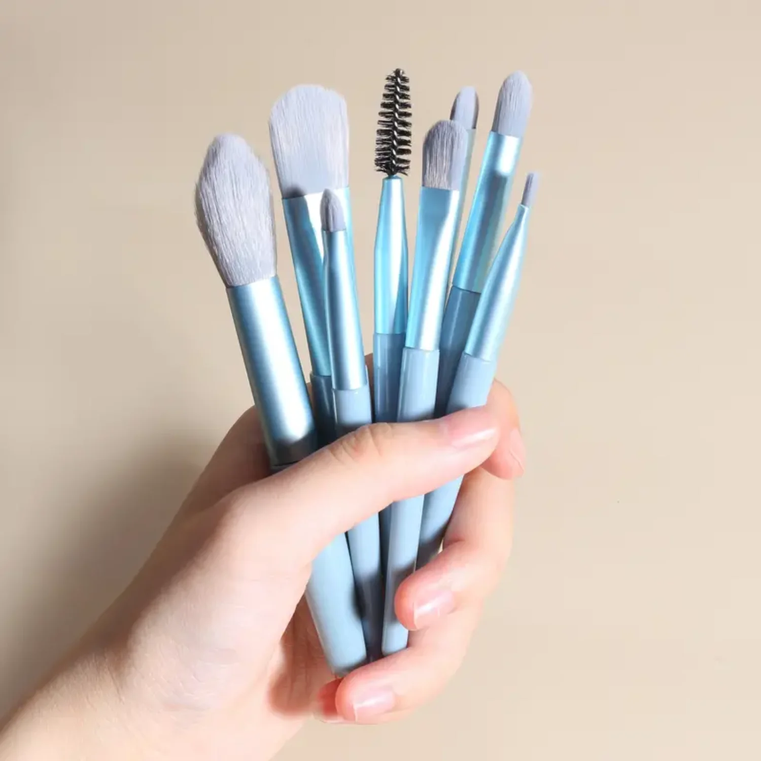 顔、目、唇用のポータブルメイクブラシ8本セット - アイシャドウ、眉毛コーム、まつげスプーリー、ファンデーション、パウダーが含まれます