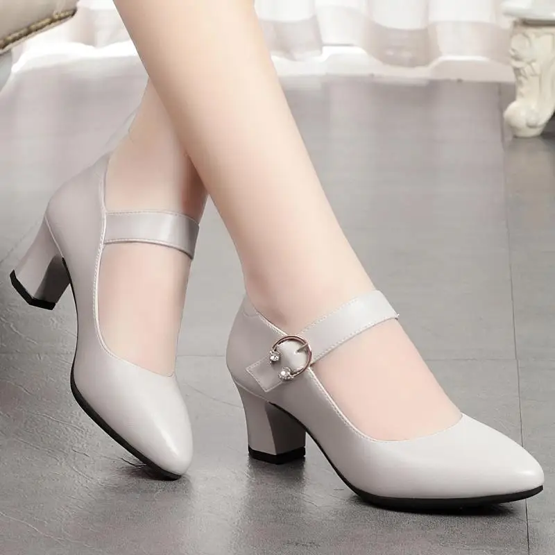 Spitzer quadratischer Absatz, einfarbig, bequeme Damensandalen, Gummi, große Schnalle, Kristall-High-Heels, Bankett, Sommermode