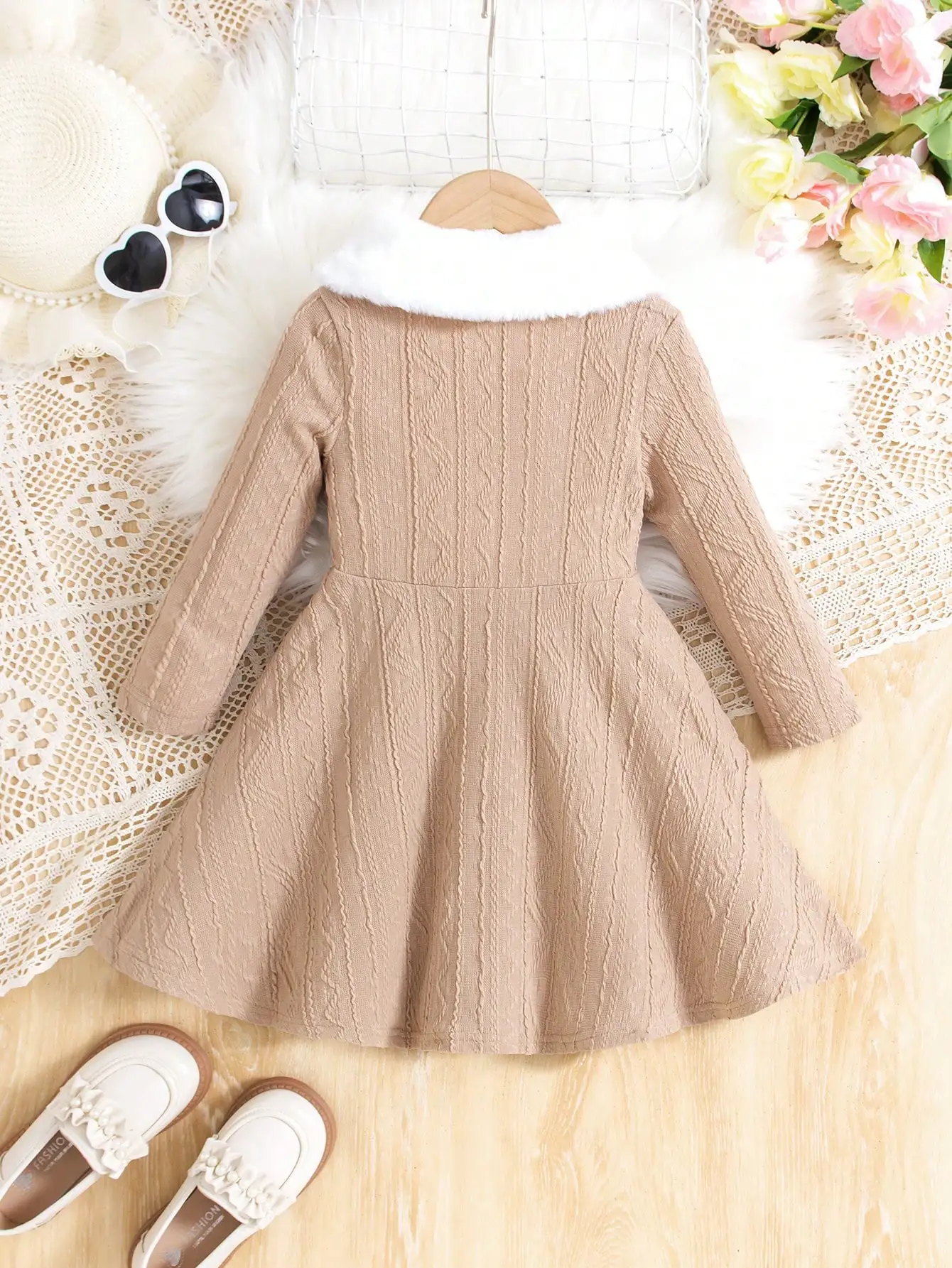 ملابس يومية كاجوال للفتيات: فستان جاكار محكم بلون ميلارد وأكمام طويلة وأزرار سفلية على شكل حرف A + ياقة قطيفة دافئة وناعمة على الوجهين. فستان داخلي كاجوال ولكن أنيق ومتعدد الاستخدامات لخريف وشتاء