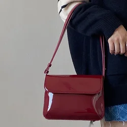 Torba na ramię w stylu Retro z lakierowanej skóry dla kobiet luksusowych torba Crossbody z klapką w jednolitym kolorze czerwona torba Crossbody torebka damska