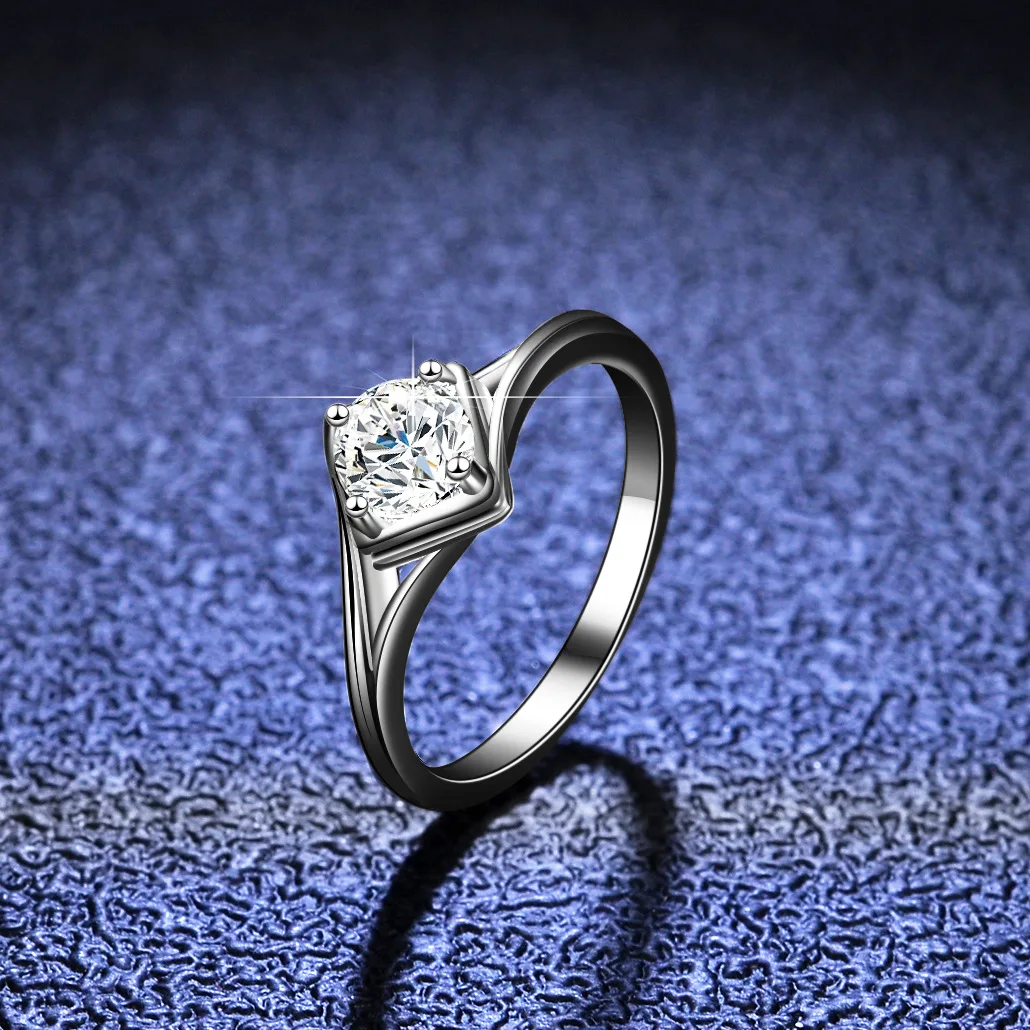 18K Gold Inlaid Moissanit Diamond Ring for Women, 0.5 Carat Four Claw Diamond Ring, Fashionable Platinum PT950 Diamond Jewelry