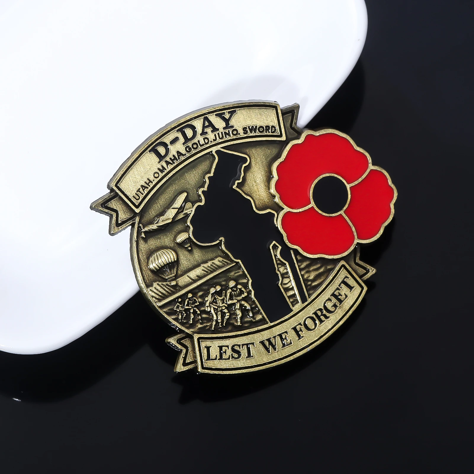 D-DAY 80th Anniversary Commemorative Pins Brooch Poppy Lest We Forget Badge Brooch Veterans Memorabilia Gift Decorations
