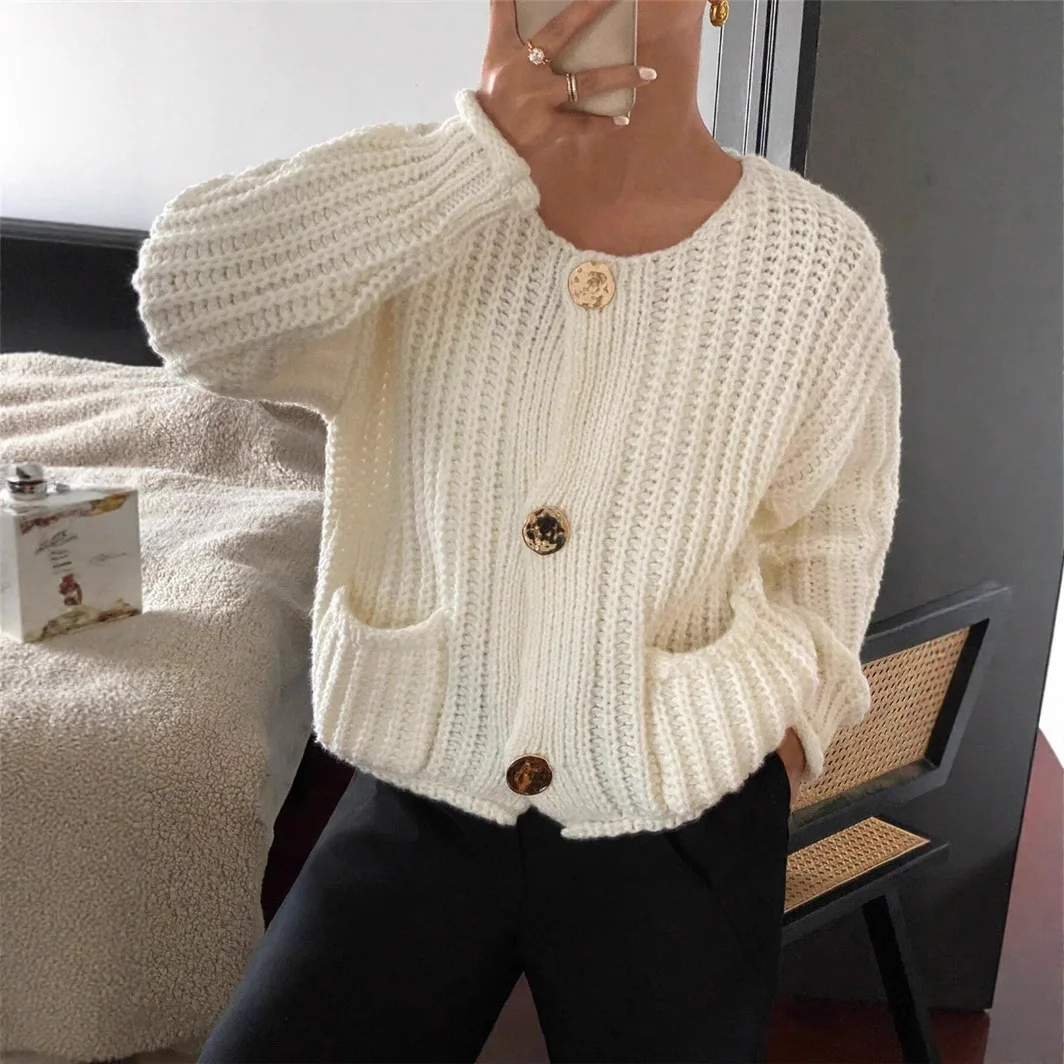 

European and American loose round neck women's dress design sense three-button pocket long-sleeved sweater French cardigan coat