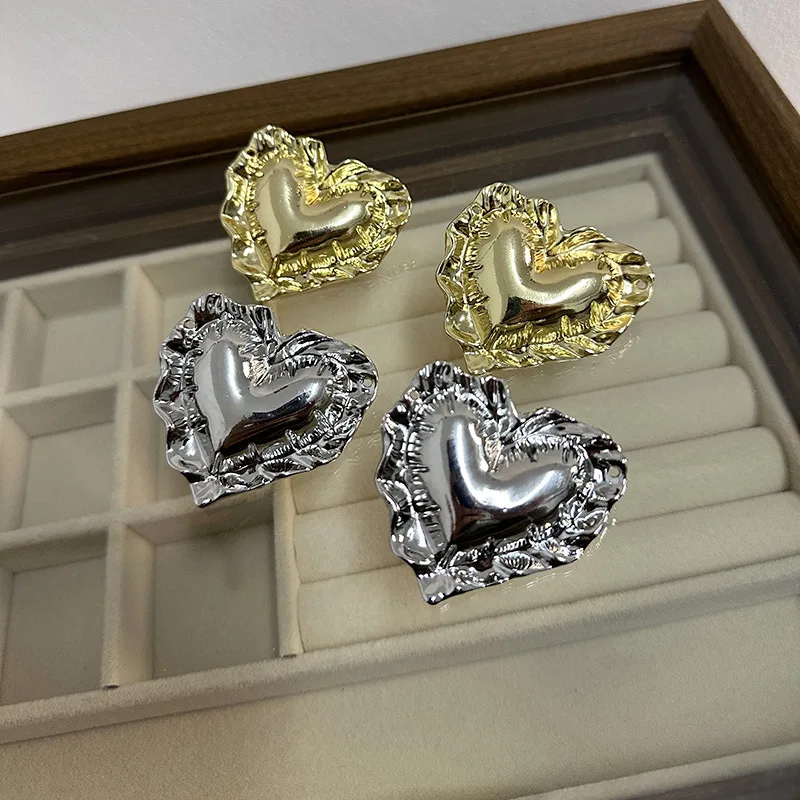 European and American minimalist fashion retro light luxury ruffled metal three-dimensional heart earrings, festive jewelry