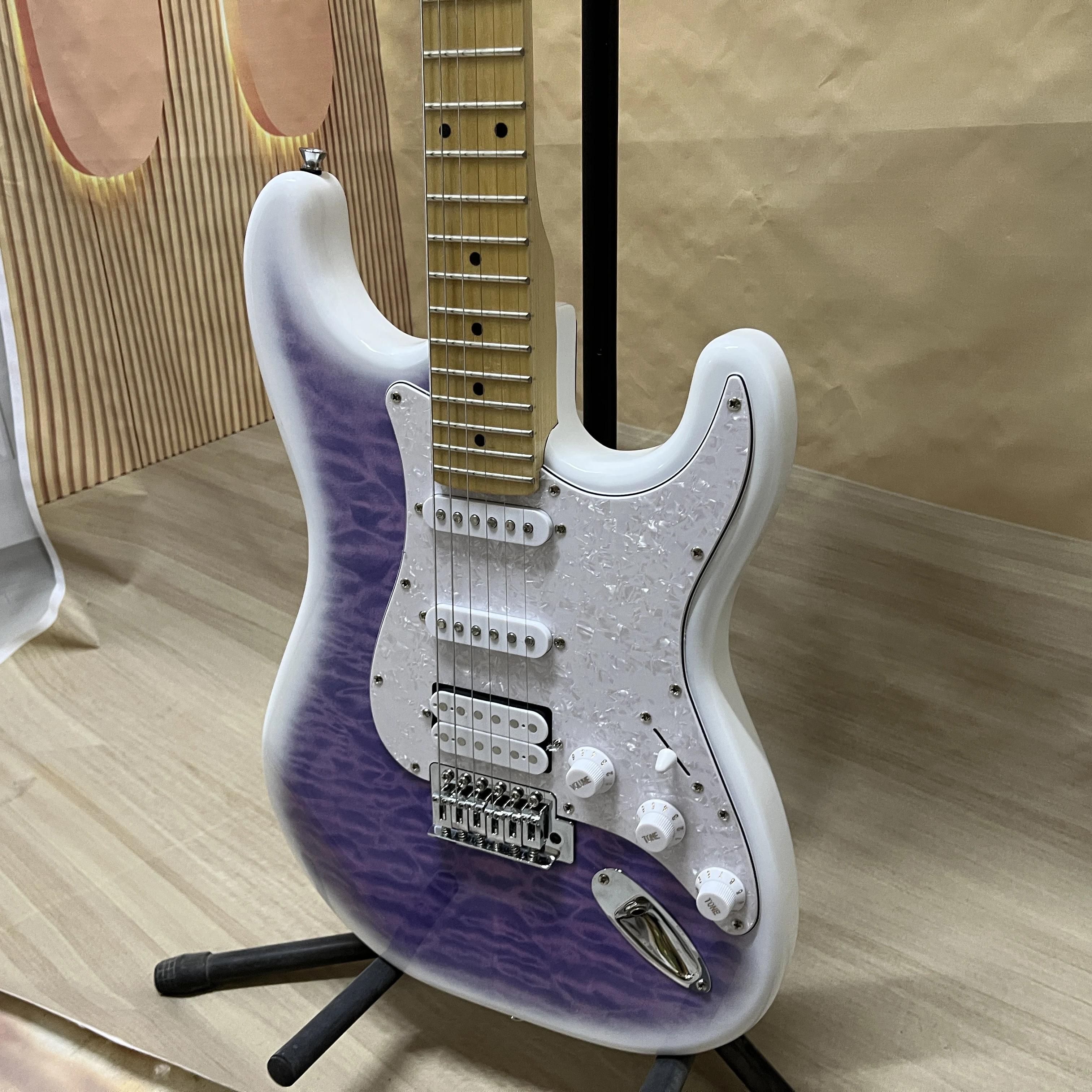 جيتار كهربائي ST، أجهزة كروم، لوحة أصابع خشب القيقب، جسم الزيزفون، التقاطات SSH، 6 أوتار