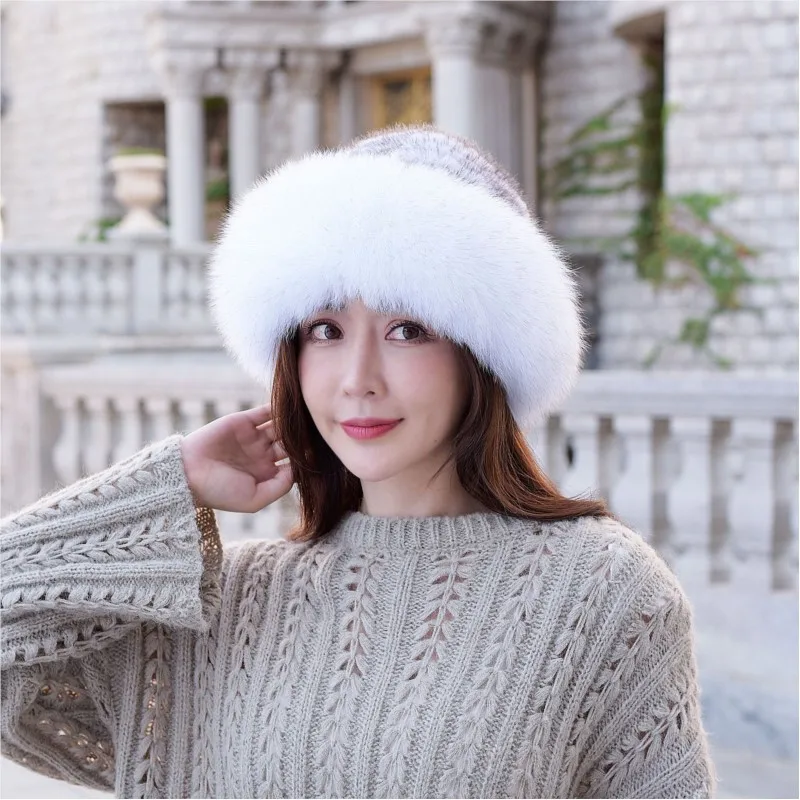 

A new style of woolen knitted fur basin hat paired with frilled fisherman casual and top