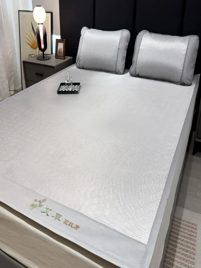 ensemble-de-literie-en-soie-glacee-pour-dortoir-lavable-en-machine-tapis-rafraichissant-doux-ensemble-trois-pieces-tapis-rafraichissant-d'ete-pour-dortoir-etudiant