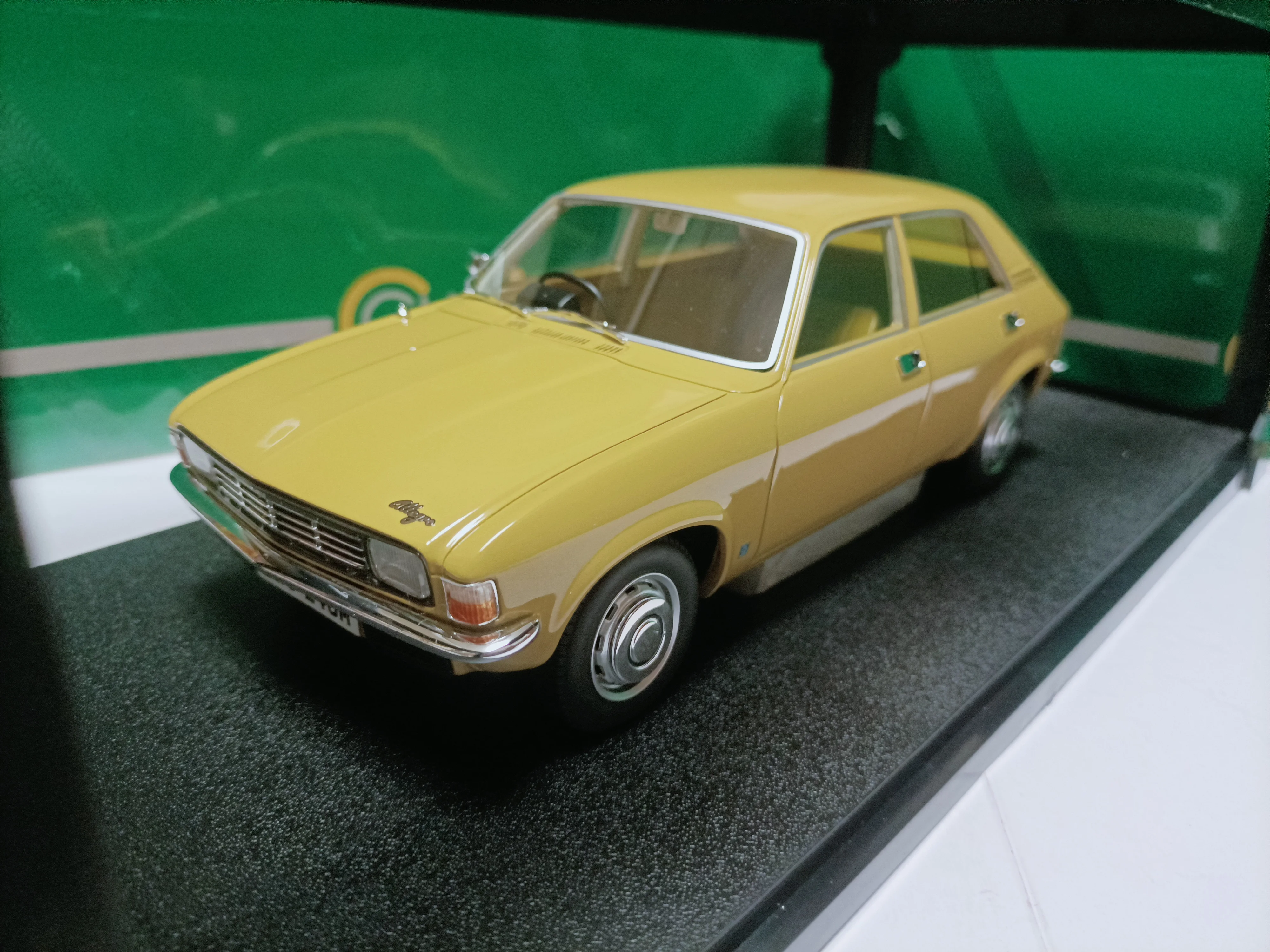 

Культовый 1:18 Austin Allegro 1973, имитация ограниченной серии, полимерная металлическая статическая модель автомобиля, игрушка в подарок