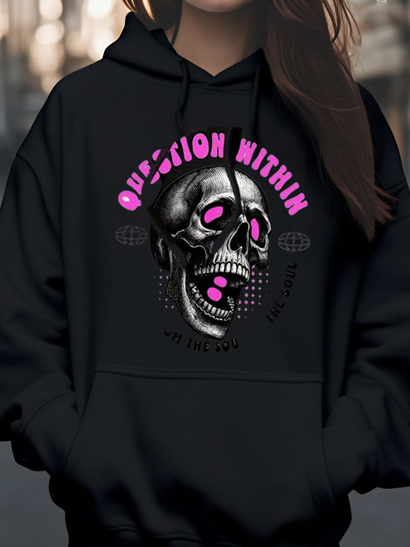 جمجمة ذات عيون وردية وسؤال داخل الروح بقلنسوة مطبوعة للهالوين ملابس غير رسمية للنساء