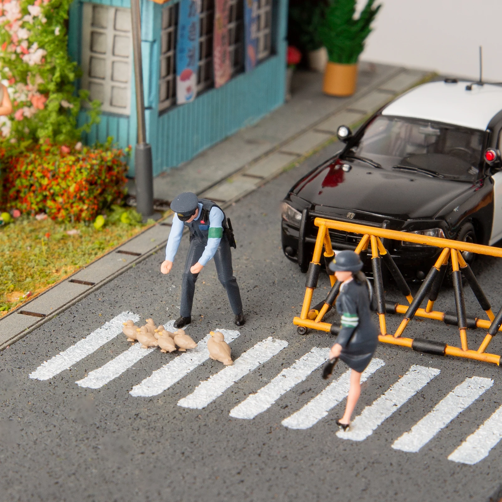 1/64 Figurines Resin Model Figures Police Officers Mini People Policeman Policewoman Ducks for Model Car Street Scenes