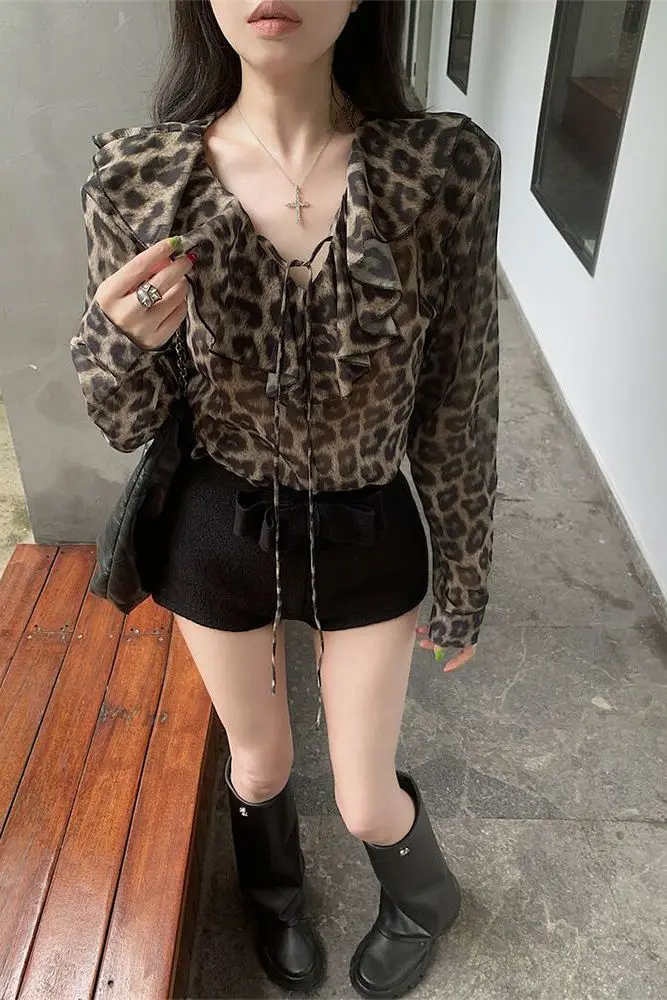

Gagarich мода 2025 г., рубашка с длинными рукавами и v-образным вырезом с рюшами и леопардовым принтом, весенний новый тонкий свободный крой, утягивающий шифоновый топ
