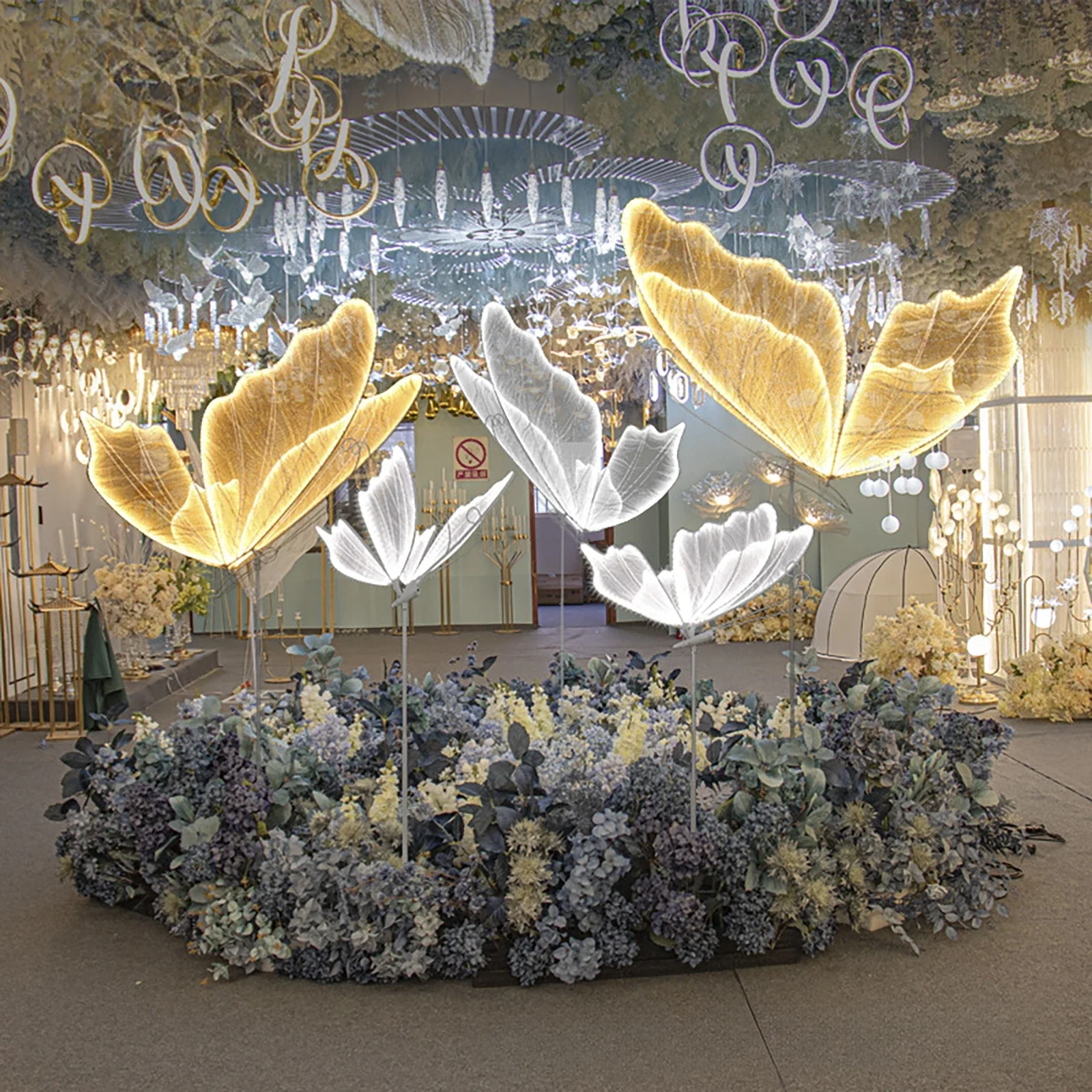 

60cm Butterfly Wing Guide Light Wedding Props Layout White Yellow Light 140-180cm Height Adjustable Stage Decoration Venue 220V