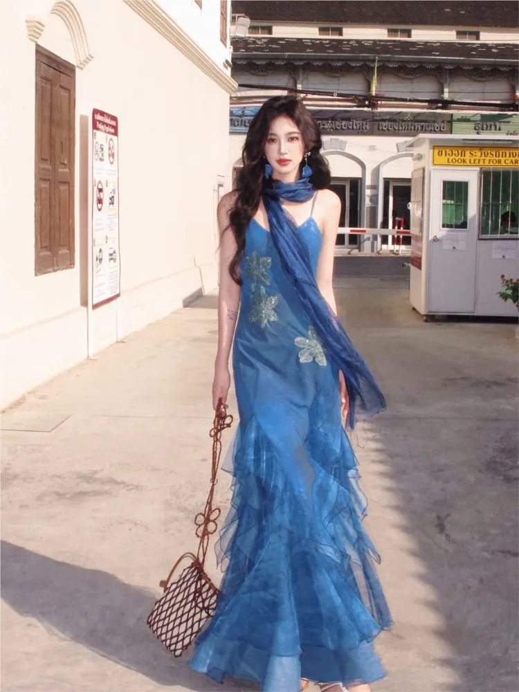 A light luxury fitted fishtail halter long dress with fair and elegant cinched waist beaded floor-length skirt