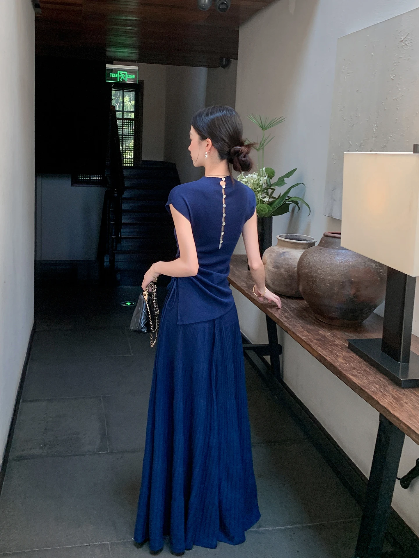 

Комплект Binguo: темно-синий плиссированный топ и вязаная юбка. Женский модный ансамбль из шелка на весь день. Новинка весенней коллекции. Асимметричная юбка с высокой талией.