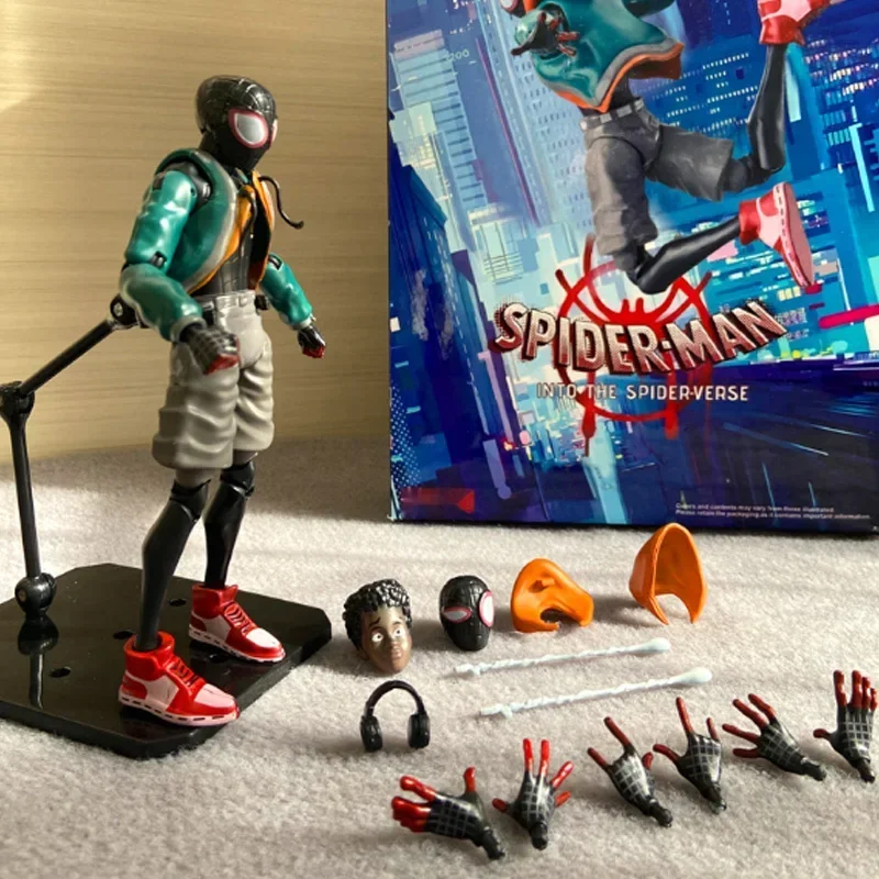 Into The Spider‑Verse Miles Morales Actionfigur mit beweglichen Gelenken, abnehmbarer Kapuze, Kopfhörer-Set, mehrere austauschbare Handformen – Detail 2