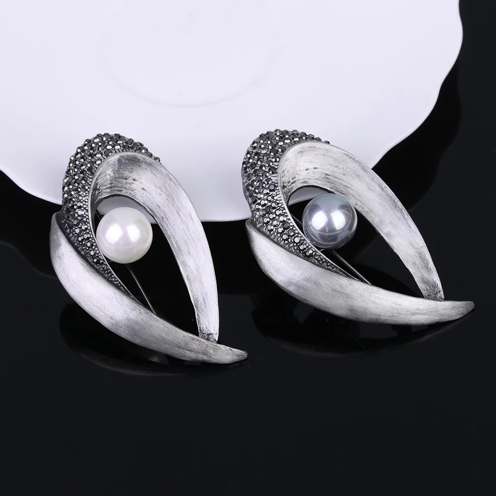 New Arrive Vintage Geometric Metal Brooch Imitation Pearl Rhinestone Brooches for Women Wedding Dress Jewelry Anniversary Gift